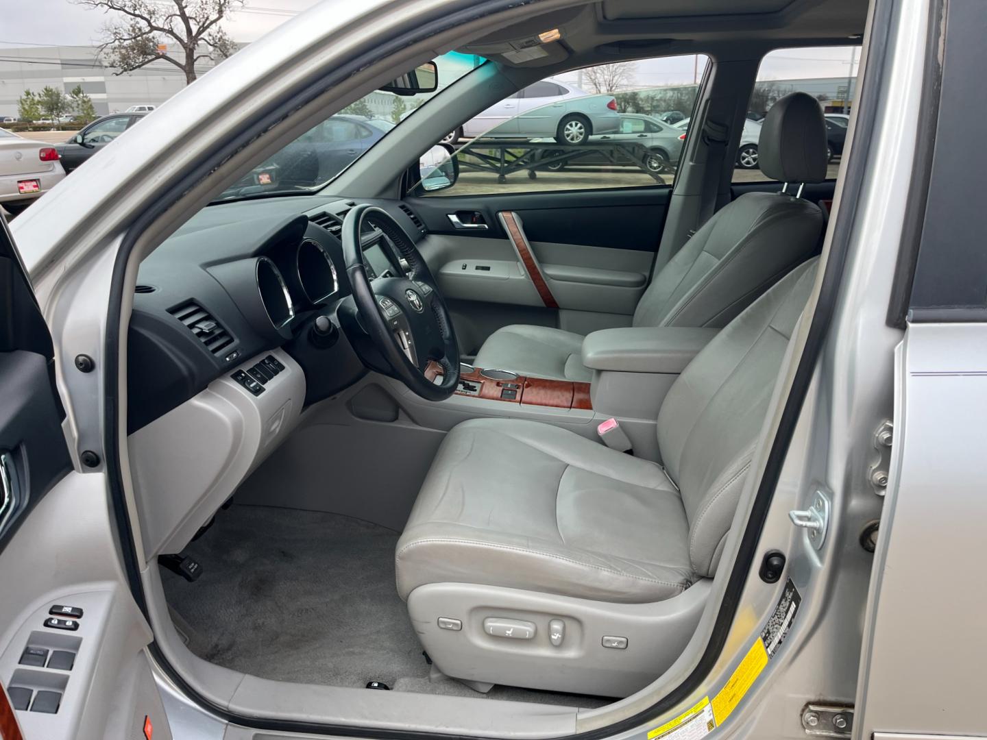 2008 SILVER /gray Toyota Highlander (JTEDS42A882) , Automatic transmission, located at 14700 Tomball Parkway 249, Houston, TX, 77086, (281) 444-2200, 29.928619, -95.504074 - Photo#8